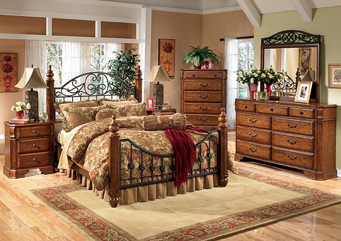Wyatt Queen Poster Bed, Dresser, Mirror & Night Stand,Signature Design by Ashley