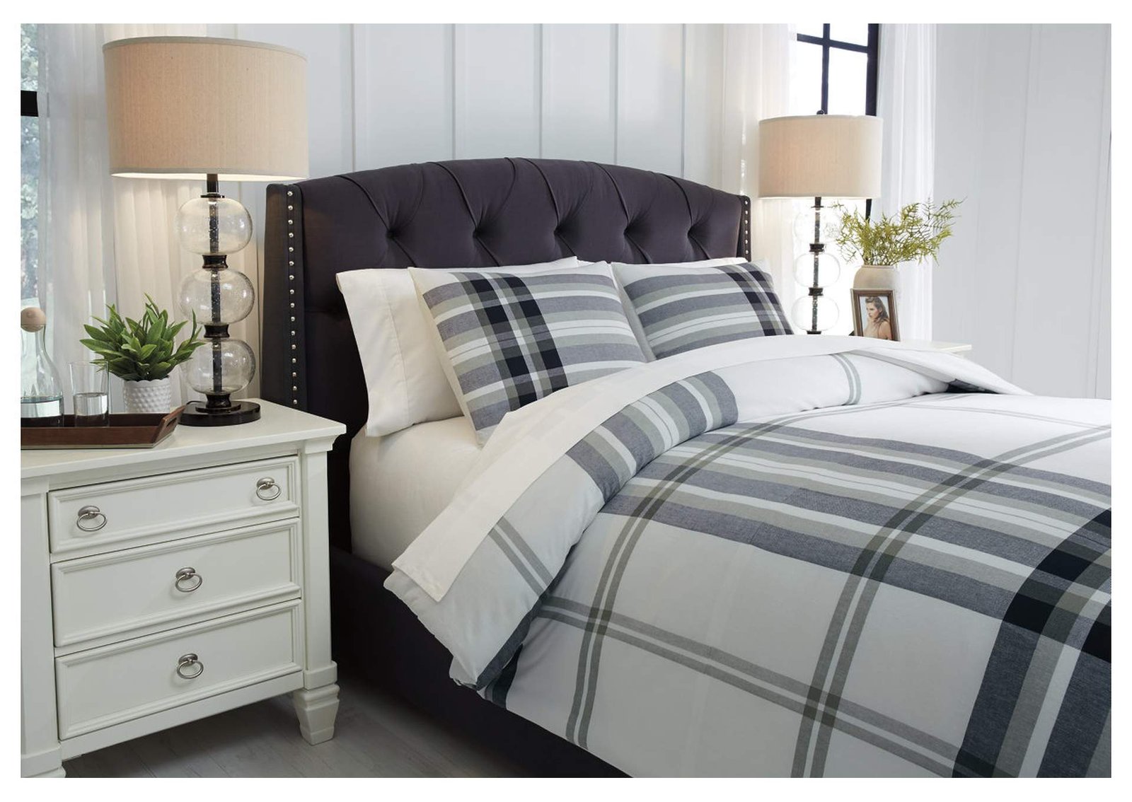 White,Stayner 3-Piece Queen Comforter Set,Signature Design By Ashley